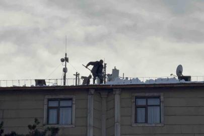 Tatvan’da çatılardaki kar ve buz kütleleri tehlike saçıyor