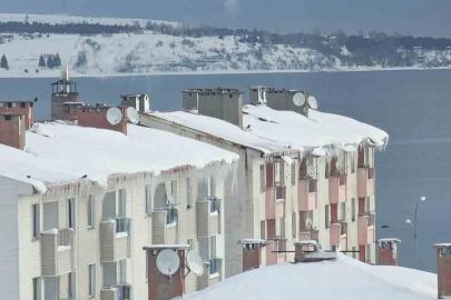 Tatvan’da sibirya soğukları etkili oluyor: Çatılarda metrelerce buz sarkıtları oluştu