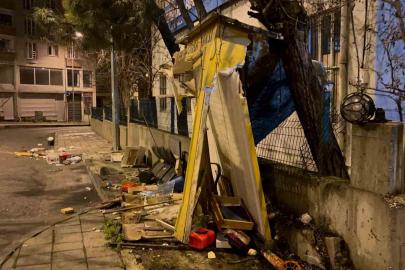 Tekirdağ’da kamyonet taksi durağına daldı, olay yerini terk etti: O anlar kamerada