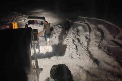 Tekman’da karda mahsur kalan araç belediye ekiplerince kurtarıldı