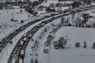 TEM Otoyolu’nun Bolu geçişinde trafik felç: Ankara ve İstanbul yönünde trafik durdu