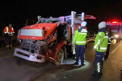 TEM’de vinç destekli kurtarma: Taşıdığı araçla çarptığı tır arasında sıkıştı