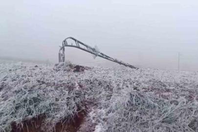 Tipi onlarca elektrik direğini yıktı, buzla kaplanan iletim hatları ekiplerce temizlendi