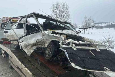 Tofaş otomobil karşı istikametteki otomobil ile çarpıştı: 1 ölü, 2 yaralı