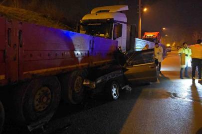 Tofaş Tır’a ok gibi saplandı: 1’i ağır 2 yaralı