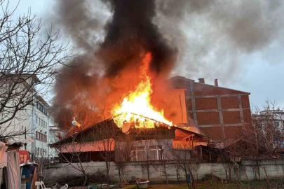 Tokat’ta iki katlı evde yangın çıktı, ekiplerin müdahalesi sürüyor