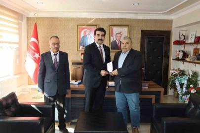 Tomarza’da vergi dairesi bünyesinde 41 yıl görev yapan memura kaymakamdan plaket