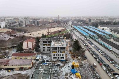 Tonlarca yükü metrelerce yükseklikte adeta iğne deliğinden geçiriyorlar