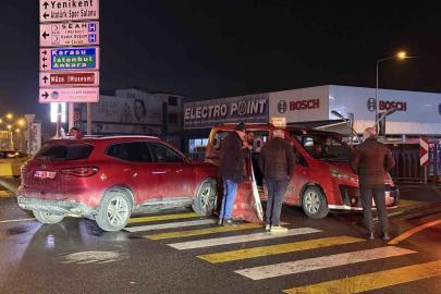 Toplu taşıma aracı ile SUV tarzı araç çarpıştı: 5 yaralı