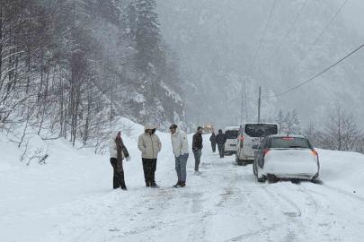 Trabzon-Bayburt karayolu Tilkibeli mevkiinde çığ