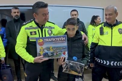 Trafik levhalarını temizleyen duyarlı öğrenciye karne günü anlamlı ziyaret