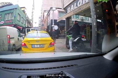 Trafikte kırmızı ışıkta beklememek için kaldırıma çıktı