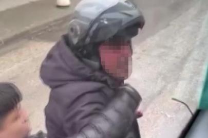 Trafikte tartıştığı servis aracının camını kaskıyla kırdı