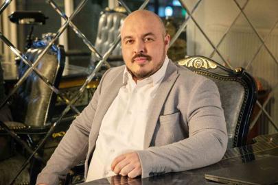 Trafikte üst üste kornaya basarken dikkat