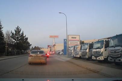 Trafikten kaçmak için kaldırımı yol yaptı