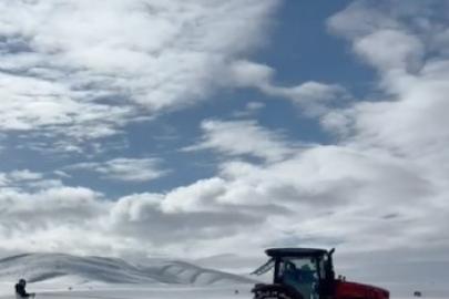 Traktör arkasında kayak keyfi