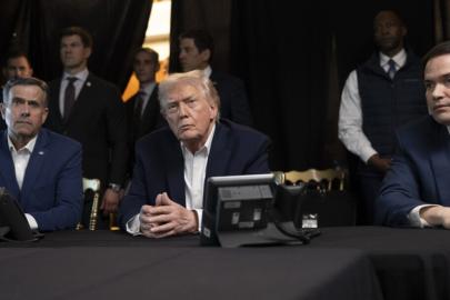 Trump, Venezuela'ya yönelik saldırıları izlediği anların fotoğrafını paylaştı