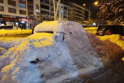 Tunceli’de kar esareti: Araçlar kar yığınları arasında kayboldu