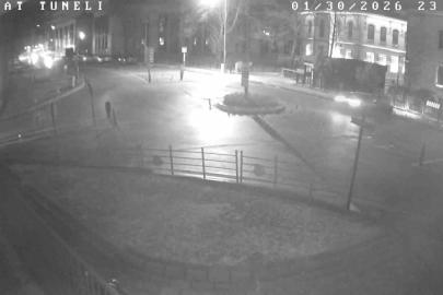 Tünelden hızla çıkıp binanın duvarına çarptı