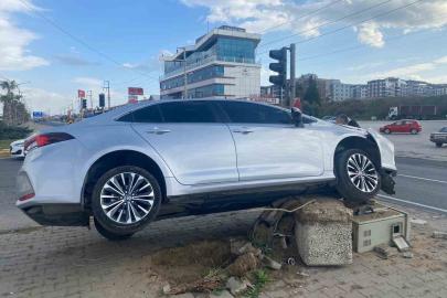 Turgutlu’da otomobil refüje çıktı: 1 yaralı