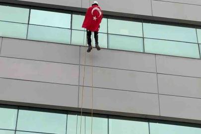 Türk bayrağına saldırıya Aydın’dan tepki: 30 metreye tırmanıp zirveye astı