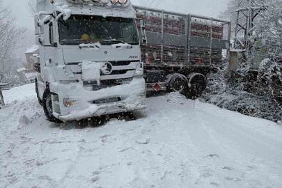 Türkeli’de doğalgaz tırı karda kaydı, yol ulaşıma kapandı