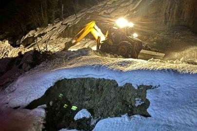 Türkeli’de heyelandan kapanan yol yeniden ulaşıma açıldı