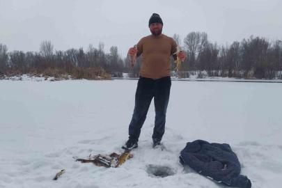 Türkiye’nin en uzun nehri dondu, üzerinde eskimo usülü balık avladılar