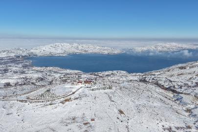 Türkiye’nin göl manzaralı kayak tesisine, fırtına engeli