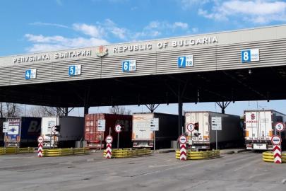 Türkiye’ye gelmek isteyen tırlardaki 85 bin euro ve 426 gram altın komşuya takıldı