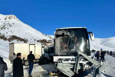 Tutak’ta trafik kazası çok sayıda yaralı var