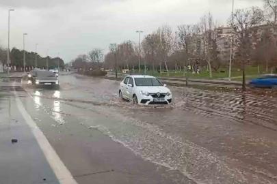 Tuzla’da kuvvetli fırtına nedeniyle deniz taştı, yollar göle döndü