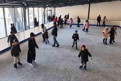 Ücretsiz buz pisti çocukların yüzünü güldürdü