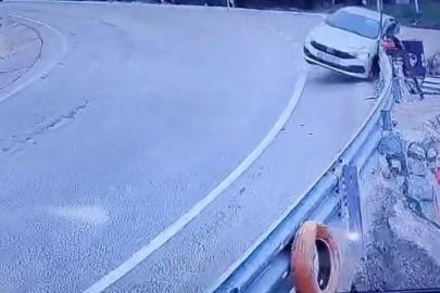 Uludağ yolunda kontrolden çıkan araç bariyerlere çarptı