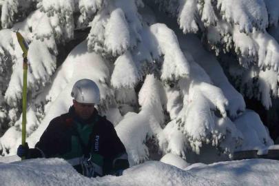Uludağ’da beline kadar kara gömülen ekiplerin zorlu mesaisi