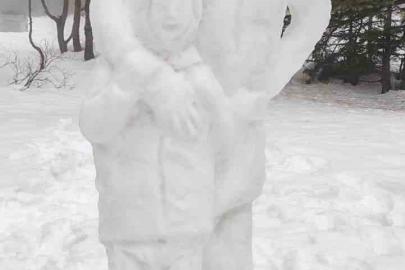 Uludağ’da kardan heykel sanat eserini aratmadı