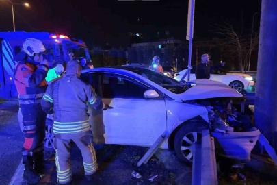 Ümraniye’de alkollü sürücünün kullandığı otomobil bariyerlere saplandı: 2 yaralı
