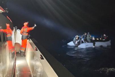 Urla açıklarında lastik bottaki 24 düzensiz göçmen kurtarıldı