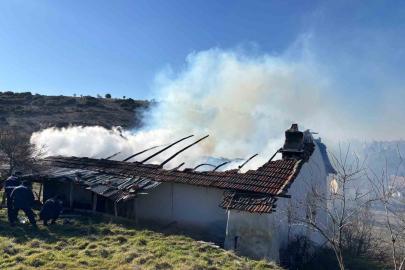 Uşak’ta ev yangını: 1 ölü, 1 yaralı