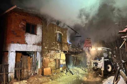 Uşak’ta iki katlı ev yangında küle döndü: Karı-koca dumandan etkilendi