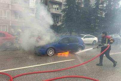 Uşak’ta seyir halindeki otomobil alev aldı