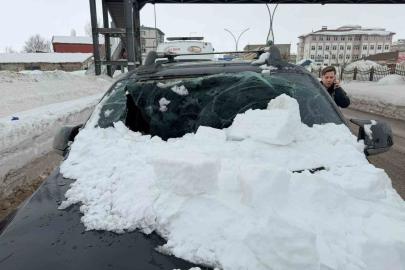 Üst geçitten otomobilin üzerine kar kütlesi düştü: 1 yaralı