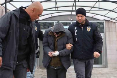 Üvey babasını bıçakla ağır yaralayan şahıs tutuklandı