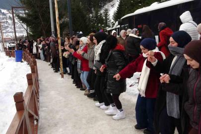 Uzungöl’ün çevresinde binlerce kişi horon halkası oluşturdu