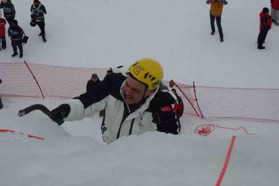 Vali Çiftçi, yapay buz duvarına tırmandı