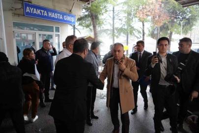 Vali Kemal Çeber, kazada yaralanan vatandaşları hastanede ziyaret etti