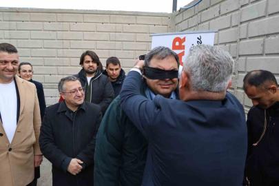 Vali yardımcısı gözleri bağlı araç kullandı