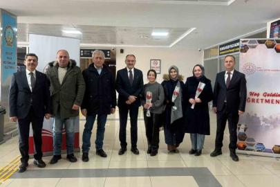 Van’a yeni atanan öğretmenler güllerle karşılandı
