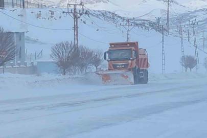 Van’da kar esareti: 594 yerleşim yolu kapandı, eğitime kar engeli