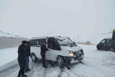 Van’da yoldan çıkan minibus kara saplandı